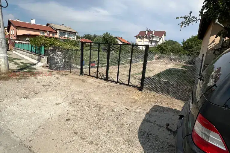 Парцел в София, Враждебна