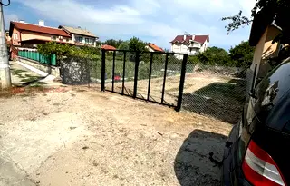 Парцел в София, Враждебна