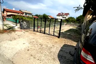 Парцел в София, Враждебна