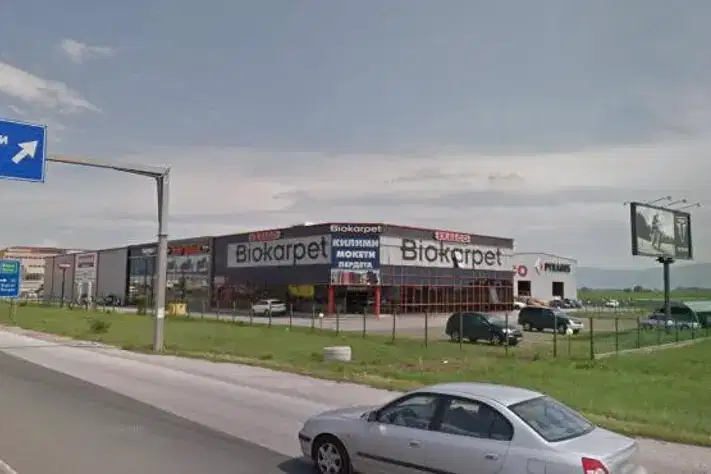 Парцел в София, Враждебна