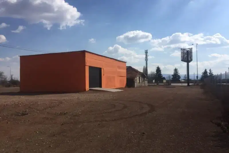 Парцел в София, Враждебна