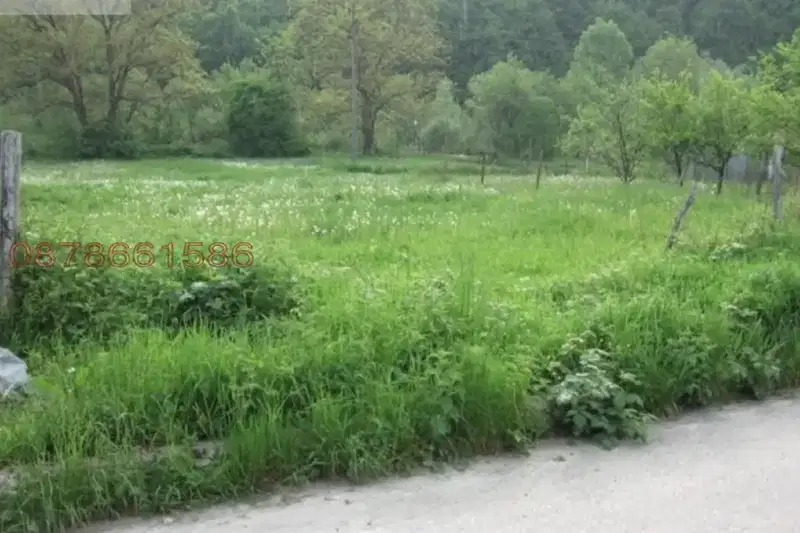 Plot in Oblast Lovech, Aprilci