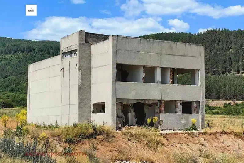 Парцел в Перник, Трън