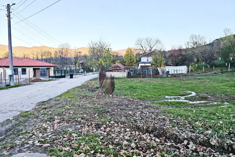 Парцел в София, Правец