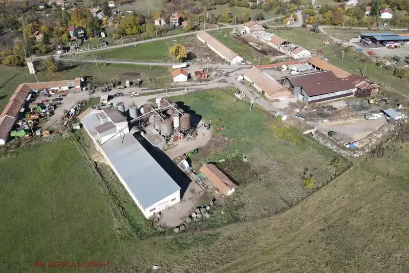 Industrial Building in Sofiya, Centyr
