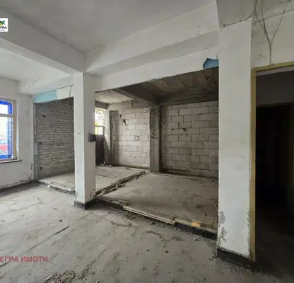 Снимка 3 — Промишлена сграда в Пазарджик, Запад