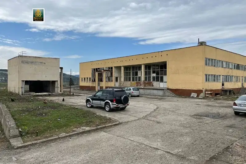 Промишлена сграда в Кърджали, Момчил