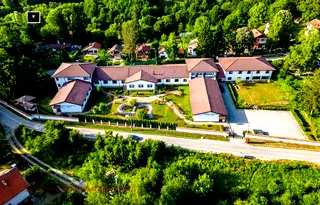Промишлена сграда в Ловеч, Априлци