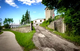 Промишлена сграда в Ловеч, Априлци