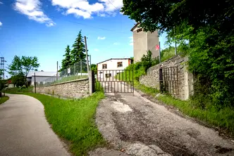 Промишлена сграда в Ловеч, Априлци