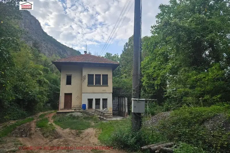 Промишлена сграда в Ловеч, с. Гложене