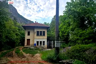 Промишлена сграда в Ловеч, с. Гложене