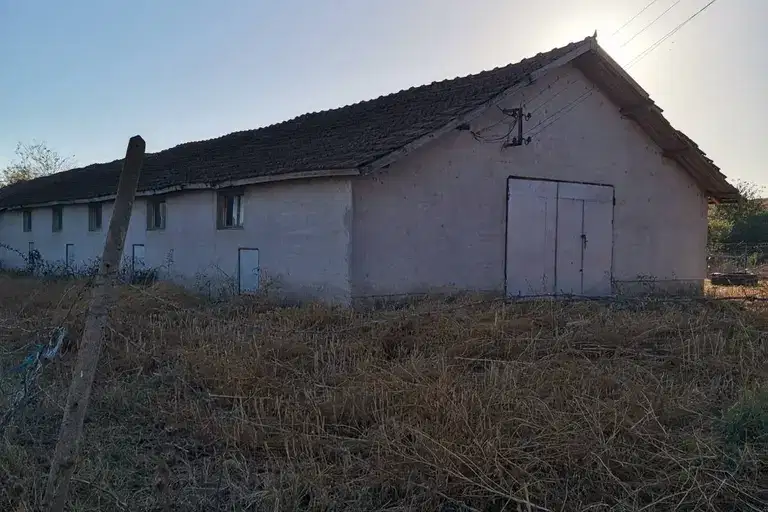 Промишлена сграда в Плевен, с. Долни Луковит
