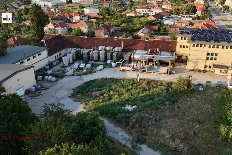 Промишлена сграда в Русе, Две могили