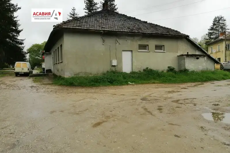 Промишлена сграда в София, Правец