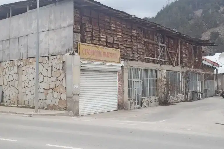 Склад в Смолян, Девин
