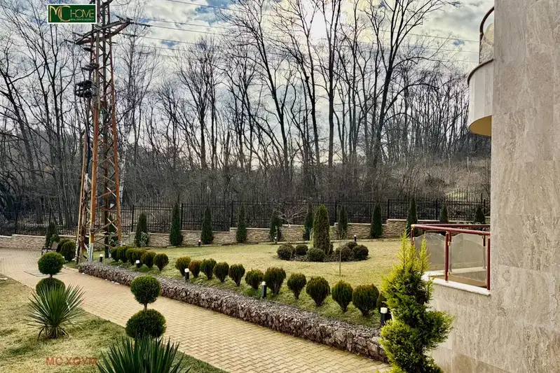Тристаен апартамент с двор в м-т Камбаните, София