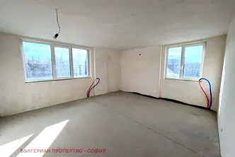 Тристаен апартамент с гледка към градина в Банишора, София