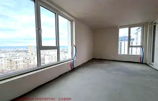Тристаен апартамент с гледка към планина в Банишора, София