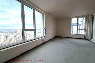 Тристаен апартамент с гледка към планина в Банишора, София