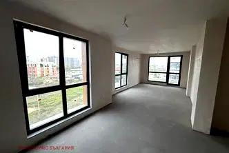 Тристаен апартамент с изложение изток и север в Беломорски, Пловдив