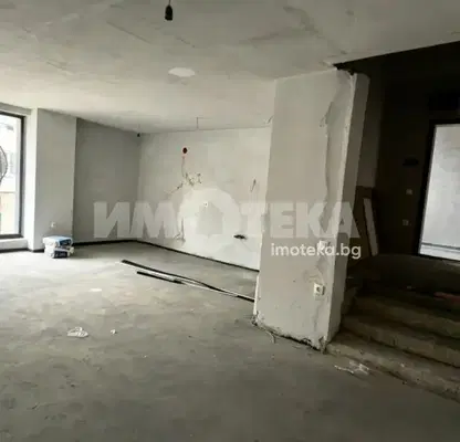 Снимка 2 — Просторен тристаен апартамент с таванска тераса в Бояна