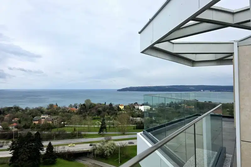 Тристаен апартамент с морска панорама в кв. Бриз, Варна