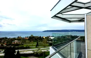 Тристаен апартамент с морска панорама в кв. Бриз, Варна