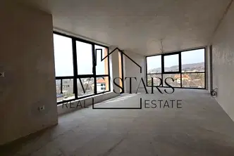 Тристаен апартамент с югозападно изложение в Бриз, Варна