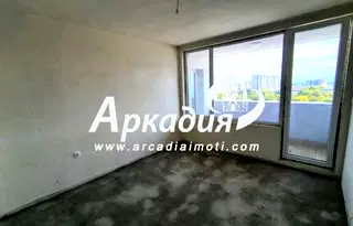 Тристаен апартамент с тераса в Центъра на Пловдив