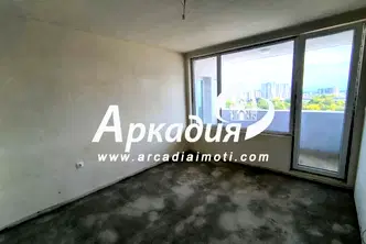 Тристаен апартамент с тераса в Центъра на Пловдив