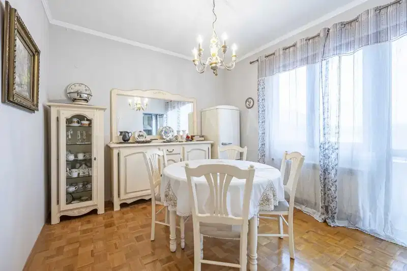 Тристаен апартамент в София, Център