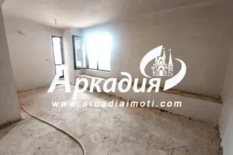 Тристаен апартамент с две тераси в Център, Пловдив до ТЦ Гранд