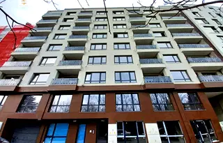Двустаен апартамент с мазе в затворен комплекс в Център, Варна