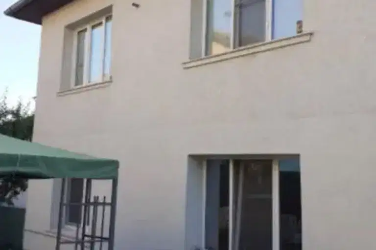 Тристаен апартамент в Перник, Център