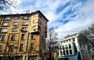 Тристаен апартамент с две бани в Център, ул. Лайош Кошут