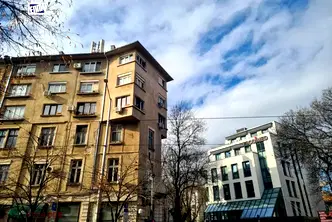 Тристаен апартамент с две бани в Център, ул. Лайош Кошут