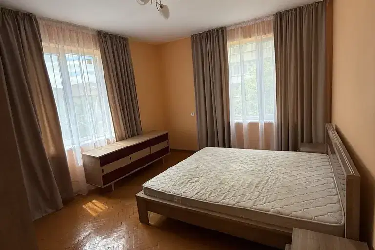 Тристаен апартамент в Перник, Център