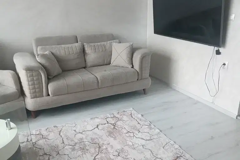 3-bedroom apartment in Raz, Tsentar