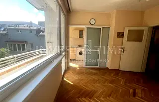 Тристаен апартамент с две тераси в центъра на Варна