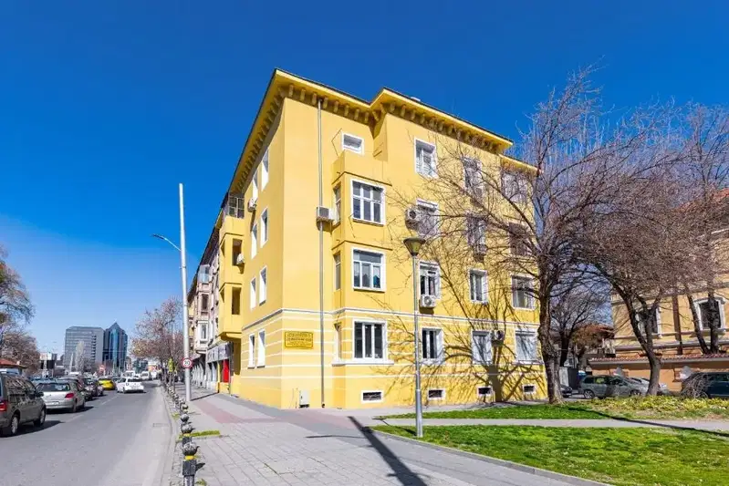 Тристаен апартамент с готово обзавеждане в центъра на Пловдив