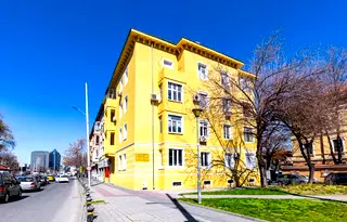 Тристаен апартамент с готово обзавеждане в центъра на Пловдив