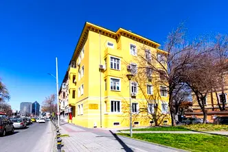 Тристаен апартамент с готово обзавеждане в центъра на Пловдив