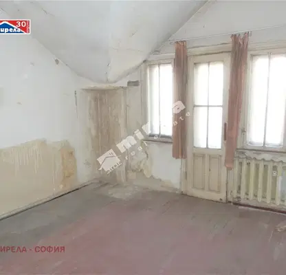 Снимка 2 — Тристаен апартамент в София, Център