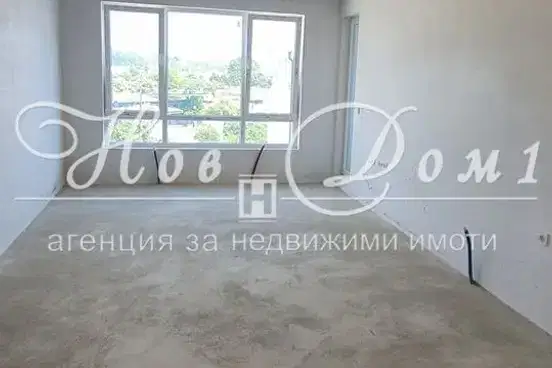 Тристаен апартамент с две тераси в Център, Варна