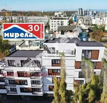 Снимка 2 — Тристаен апартамент в Дианабад с две тераси