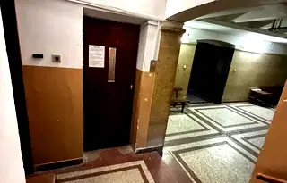 Тристаен апартамент в София, Докторски паметник