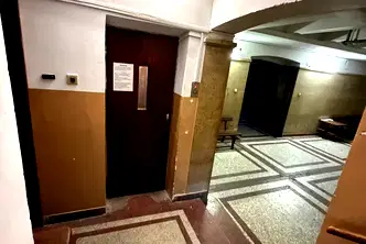 Тристаен апартамент в София, Докторски паметник