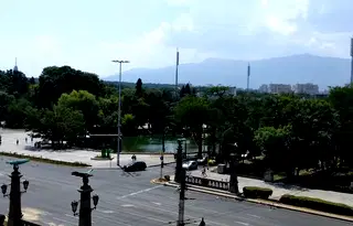 Тристаен апартамент в София, Докторски паметник