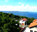 Снимка 3 — Тристаен апартамент с двор и морска панорама в Галата, Варна